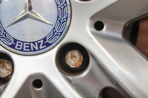 Unschön, aber serienmäßig: Die originalen Mercedes-Radbolzen aus der Zeit neigen zu Oberflächenrost. Problematisch ist das allerdings nicht. Wir erwähnen es, damit Sie sich bei der Besichtigung unbesorgt sein können.