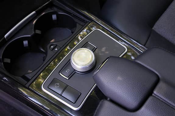 Der zentrale Dreh-Drück-Steller à la BMW iDrive war damals noch ein Novum bei Mercedes. Die Bedienbarkeit fiel zwar nicht ganz so eingängig aus wie bei den Bayern, doch mit etwas Gewöhnung – und die hat man ja in der Regel im eigenen Wagen – ist sie fast ebenso flüssig zu bedienen. Eine Schwachstelle gibt es hier dennoch ab und zu. Im Innern des Controllers sitzt eine Plastikwelle, die die Drehbewegungen ins Innere des Bauteils und somit auch ins Softwaremenü überträgt. Sie bricht mit der Zeit. Ersatz aus Metall gibt es im Netz für ein paar Euro, doch der Einbau ist sehr fummelig. Zum Entfernen des Bedienrades ist ein Abzieher vonnöten. Es gibt auch freie Anbieter, die eine Reparatur per Versand für 40 bis 60 Euro anbieten.