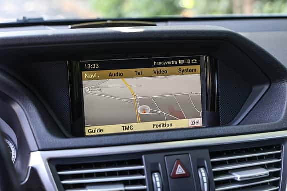 Die Comand-Navis sind auch heute noch gut brauchbar, insofern frisches Kartenmaterial installiert ist. Alle Generationen können zudem bereits Medien vom Smartphone über Bluetooth streamen. Die meisten E-Klassen sind schon immer auf langer Strecke unterwegs, drum sollte auch ein Navi verbaut sein. Fehlt es, ist das ein triftiger Verhandlungsgrund.