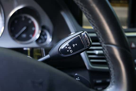 Automatikmodelle mit V-Motor nutzen schon zu Beginn das sehr gute Siebenstufen-Automatikgetriebe, während einige Vierzylinder noch mit der altertümlichen 5G-Tronic vorlieben mussten. Diese Modelle tragen ihren Wählhebel noch konventionell auf der Mittelkonsole. Ab 2011 sitzt er stets – wie hier – an der Lenksäule. Mit der 9G-Tronic (ab 2013) ändert sich auch das Design. Gegenüber, (sehr zum Verdruss vieler Mercedesfahrer) wanderte dann auch der Tempomathebel nach unten. Bis hierhin saß er bei allen Autos mit Stern oberhalb des Blinkerhebels.