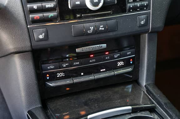 Das massiv wirkende Schubfach ist mit Edelholz oder Alu verkleidet und hängt manchmal, wenn Krümel oder Schmutz in die Gleitschienen gelangen. Die Bedienung der Klimaautomatik gelingt sehr eingängig. Verarbeitet ist hier alles nach allererster Sahne.