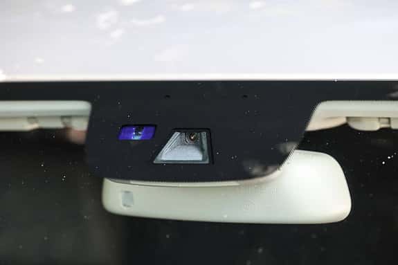 Fahrzeuge mit ILS (Intelligent Light System) tragen im Bereich des Innenspiegels die Frontkamera für die automatische Fernlichtsteuerung. Modelle mit Spurhalteassistenz der Baujahre 2013 aufwärts besitzen an ihrer Stelle eine Stereokamera. Auch der Regensensor sitzt hier.