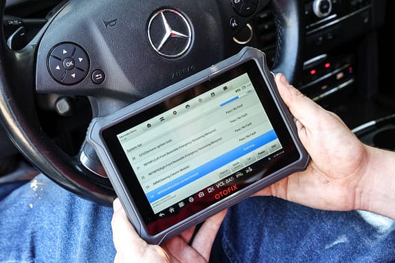 Ein Muss für Besitzer moderner Gebrauchtwagen – und solche, die es werden wollen - ist ein vernünftiger OBD-Scanner. Gerade beim W212 hat er alle Hände voll zu tun. Wer keinen hat, oder ungern selbst Hand anlegt, kann für einen kleinen Obolus zum Auslesen auch zu jeder seriösen Werkstatt fahren. Unser Tipp, wenn tatsächlich ein Fehler angezeigt wird: Machen Sie ein Handyfoto davon (falls man recherchieren muss) und löschen Sie ihn. Tritt er nach kurzer Zeit wieder auf, ist er tatsächlich aktuell und sollte angegangen werden. In anderen Fällen genügt schon mal ein kalter Morgen und ein paar Millivolt zu wenig in der Batterie, um mal ein Fehlerchen zu erzeugen.