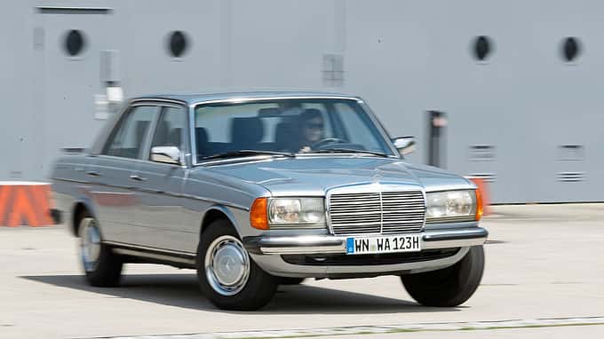 Mercedes-Benz 280E W123 930 Silberblau 