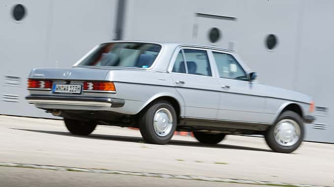 Mercedes-Benz 280E W123 930 Silberblau 