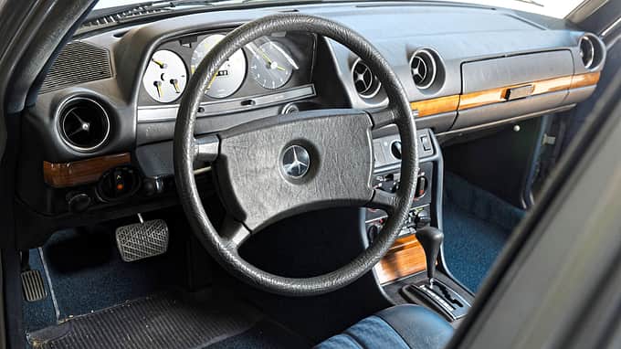 Mercedes-Benz 280E W123 930 Silberblau 