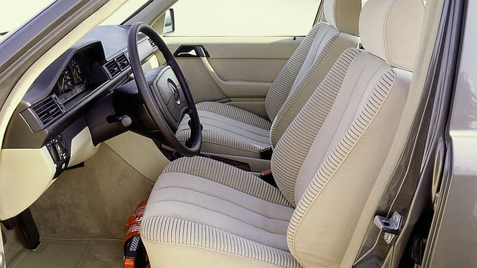 09/2024, Mercedes-Benz, W124, E-Klasse, 40 Jahre, Youngtimer, Oldtimer, 200E bis E500, 1984 bis 2019 Mercedes-Benz W124 (1984 bis 1995) Interieur mit Velourssitzen