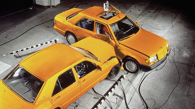 09/2024, Mercedes-Benz, W124, E-Klasse, 40 Jahre, Youngtimer, Oldtimer, 200E bis E500, 1984 bis 2031 Mercedes-Benz W124 (1984 bis 1995) Crashtest Seitenaufprall mit W 201
