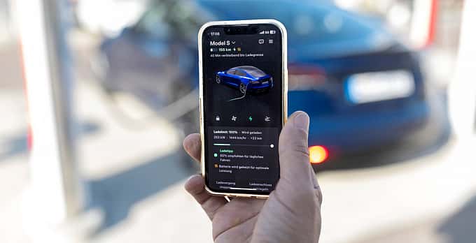 Tesla Model S Plaid, Handy