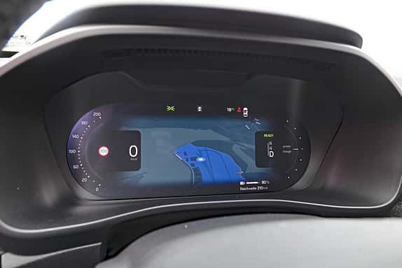 Das Bild zeigt das digitale Cockpit eines modernen Fahrzeugs mit Navigationsanzeige, Geschwindigkeitsmesser und weiteren Fahrzeuginformationen.
