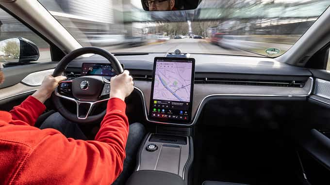 Volvo EX90, Cockpit mit Fahrer