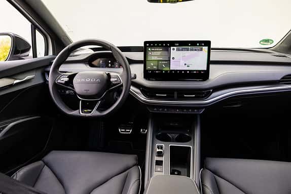 Innenraum des Skoda Enyaq RS 79 kWh mit Fokus auf Armaturenbrett, Lenkrad und Infotainmentsystem.