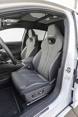 Detailaufnahme der Vordersitze eines Skoda Enyaq RS 79 kWh, fotografiert von der Fahrerseite mit Fokus auf die Sportsitze und das Interieur.