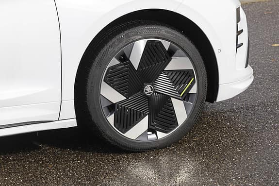 Detailaufnahme des Vorderrads eines Skoda Enyaq RS 79 kWh mit markanter Felge.