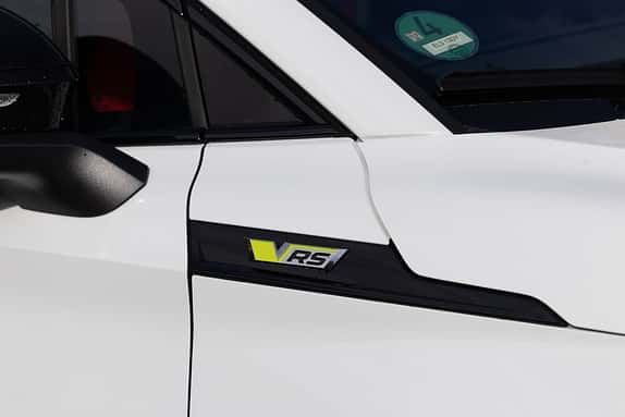 Detailaufnahme des Skoda Enyaq RS 79 kWh mit VRs-Schriftzug an der Fahrzeugseite.
