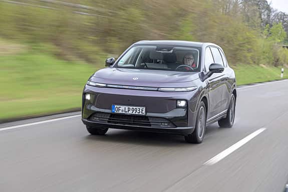 Leapmotor B10 ProMax auf Landstraße, Frontalansicht, in Fahrt, mit Fahrer am Steuer.