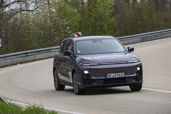 Leapmotor B10 ProMax auf einer Landstraße in Kurvenfahrt, modernes Elektroauto, Frontansicht.