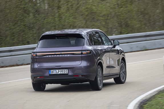 Leapmotor B10 ProMax auf einer Straße, fotografiert von hinten während der Fahrt.