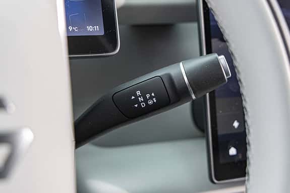 Detailaufnahme des Automatikwählhebels im Leapmotor B10 ProMax, sichtbar am Lenkrad mit Schaltpositionen.