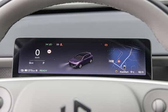 Digitales Kombiinstrument des Leapmotor B10 ProMax mit Fahrzeuggrafik und Navigationsanzeige, aufgenommen hinter dem Lenkrad.