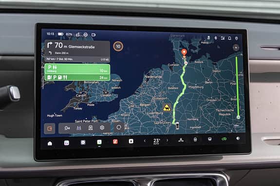 Zentrales Infotainment-Display des Leapmotor B10 ProMax mit Navigationssystem und Routenführung zu Ladestationen.