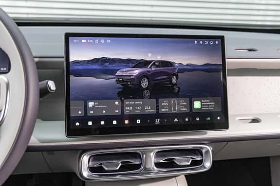 Zentraler Touchscreen im Cockpit des Leapmotor B10 ProMax mit digitaler Fahrzeuganzeige und Klima-Informationen.