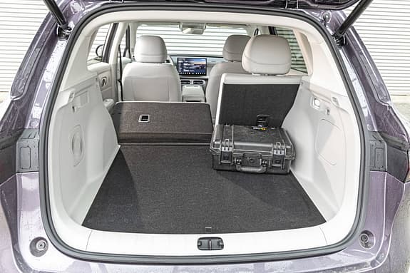 Kofferraum des Leapmotor B10 ProMax mit umgeklappter Rückbank und Transportkoffer.