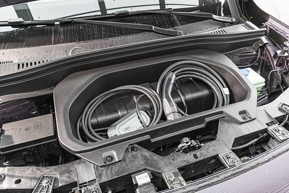 Detailaufnahme des vorderen Kofferraums (Frunk) eines Leapmotor B10 ProMax mit Ladekabel.