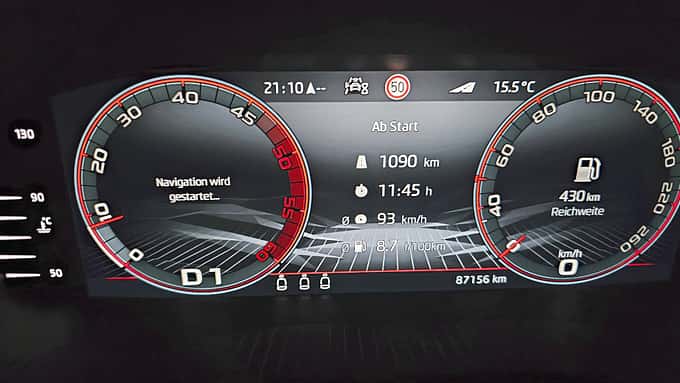 Digitales Kombiinstrument eines Skoda Karoq 2.0 TDI Sportline 4x4, Modelljahr 2025, mit Anzeige von Geschwindigkeit, Drehzahl, Navigation und Fahrdaten.