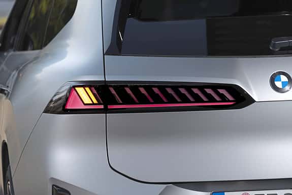 Detailaufnahme des Heckbereichs eines BMW IS 30x drive, Fokus auf Rückleuchte und Markenlogo.