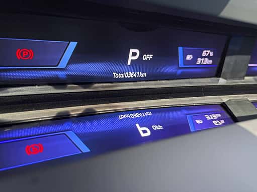 Digitales Kombiinstrument eines BMW iX3 mit Anzeige von Batteriestand, Reichweite und Kilometerstand.