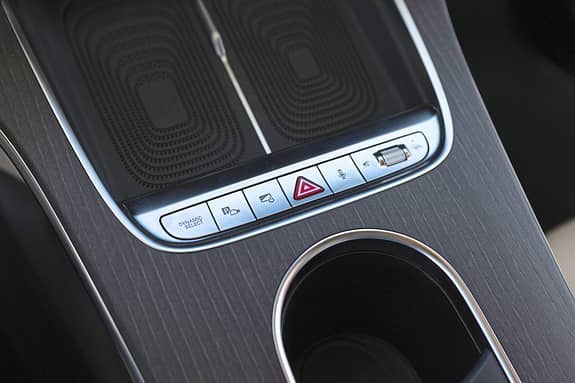 Detailaufnahme der Mittelkonsole eines Mercedes GLC 400 4matic EQ mit Bedienelementen und Cupholder.