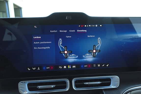 Das Bild zeigt das zentrale Infotainment-Display eines Mercedes GLC 400 4matic EQ. Auf dem Bildschirm ist das Menü zur Sitzverstellung mit Lordose-Funktion für Fahrer und Beifahrer zu sehen. Die Bedienelemente und die grafische Darstellung der Sitze sind deutlich erkennbar.