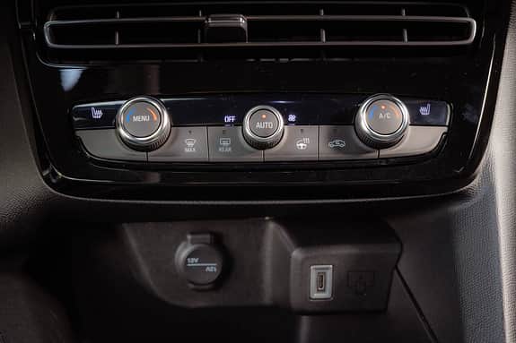 Detailaufnahme der Klimabedieneinheit eines Opel Mokka, Fokus auf die Regler und Tasten für Heizung, Lüftung und Klimaanlage.
