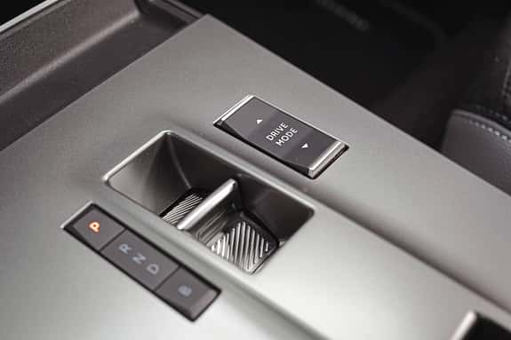 Detailaufnahme der Mittelkonsole eines Opel Mokka mit Drive Mode-Schalter und elektronischem Getriebewählhebel.