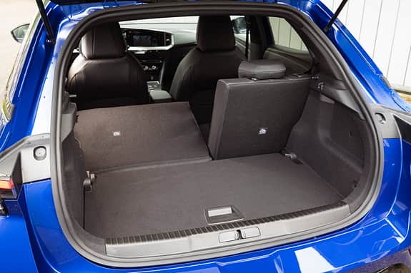 Der Kofferraum eines Opel Mokka mit umgeklappter Rücksitzbank, Blick auf den Innenraum.