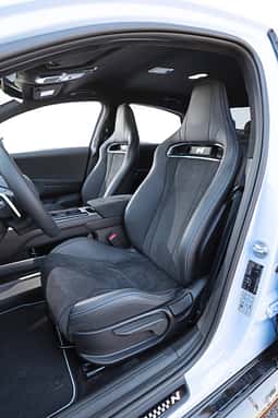 Detailaufnahme der Vordersitze eines Hyundai Ioniq 6N AWD, Fokus auf Sportsitze mit N-Logo.