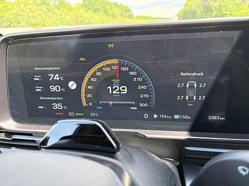 Digitales Cockpit des Hyundai Ioniq 6 N mit Tachoanzeige, Motortemperatur, Akkutemperatur und Reifendruck.