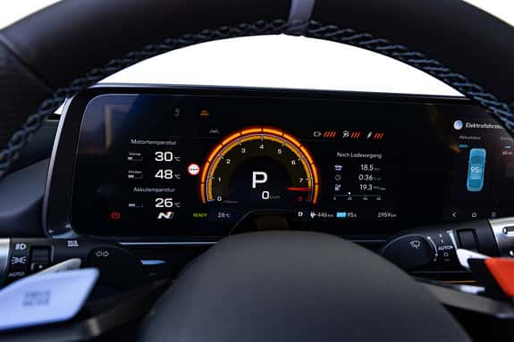Digitales Cockpit des Hyundai Ioniq 6N AWD mit Anzeige von Motortemperatur, Akkutemperatur und Ladeinformationen.