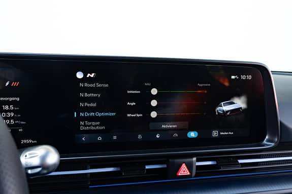 Digitales Cockpit-Display des Hyundai Ioniq 6N AWD mit Fahrmodusanzeige und Drift Optimizer.
