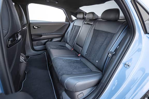 Rücksitzbank und Innenraum eines Hyundai Ioniq 6N AWD, fotografiert von der linken hinteren Tür aus. Die Aufnahme zeigt die schwarze Lederausstattung und die Sitzanordnung.