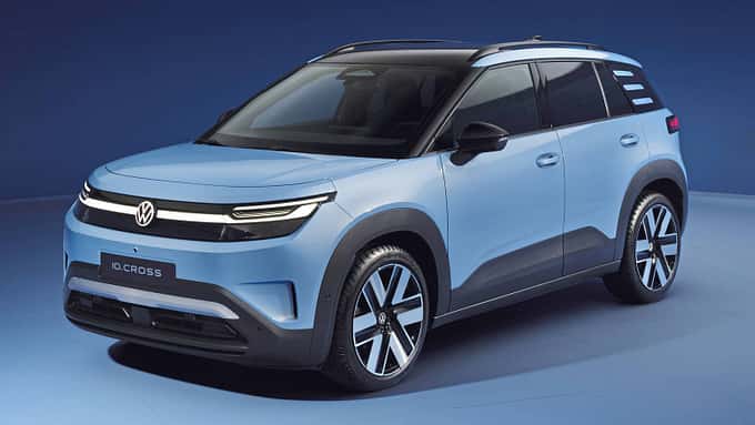 Volkswagen ID. Cross Elektro-SUV in hellblauer Lackierung im Studio, Seitenansicht schräg von vorn.