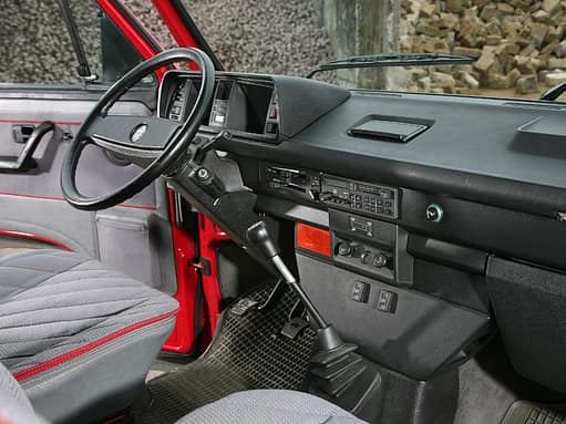 Dieses Armaturenbrett verdient noch seinen Namen. Die betont nutzfahrzeugmäßige Ausrichtung des VW-Bus-Cockpits endete mit dem T3.