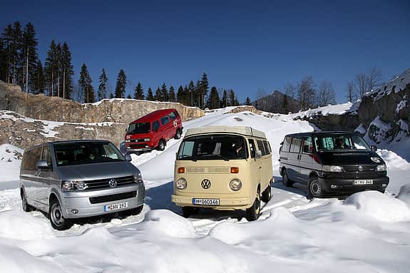 Hinten der T3 16-Zoll, im Vordergrund der T2 Prototyp umrahmt vom T4B-Syncro und dem 2010er-Faceliftmodell des T5