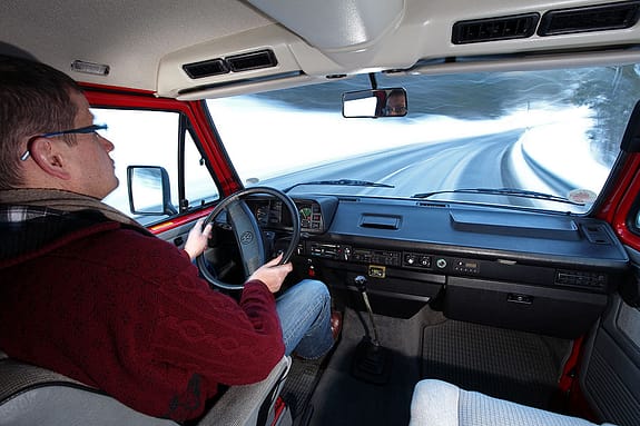 VW-Bus früher: Spartanisches Cockpit und ellenlanger Schalthebel