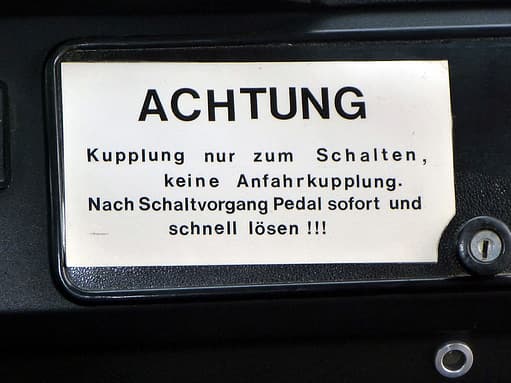 Unübersehbar: Bedienungshinweis für das Halbautomatikgetriebe