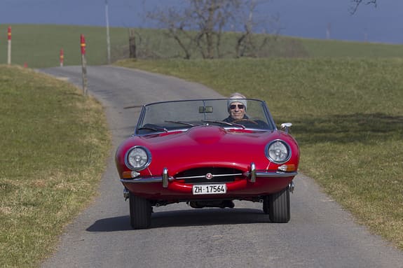 Jaguar E-Type Serie 1, Frontansicht, Fahrt