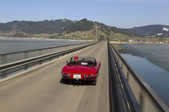 Jaguar E-Type Serie 1, Rückansicht, Brücke, Fahrt