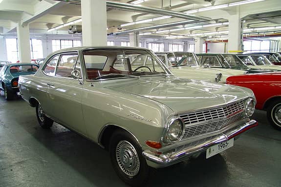 Startnummer 159: Tim Ramms und Jan Honsel im Opel Rekord A, 2,6 Liter, 6-Zyl. Reihe, 100 PS, Baujahr 1964, Team Motor Klassik Online.