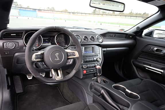 Shelby GT350 Mustang, Cockpit